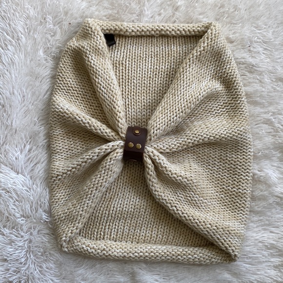 Boutique oatmeal scarf with brown faux leather  cuff - Picture 2 of 9